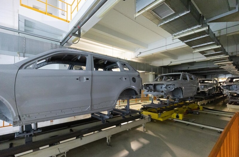 Lắp r&aacute;p th&acirc;n xe