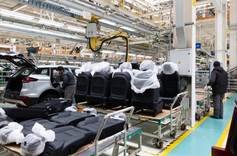 Nh&agrave; m&aacute;y đang lắp r&aacute;p nội thất cho xe&nbsp;